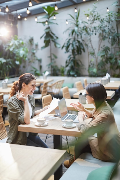 Twee moderne jonge vrouwen in cafe