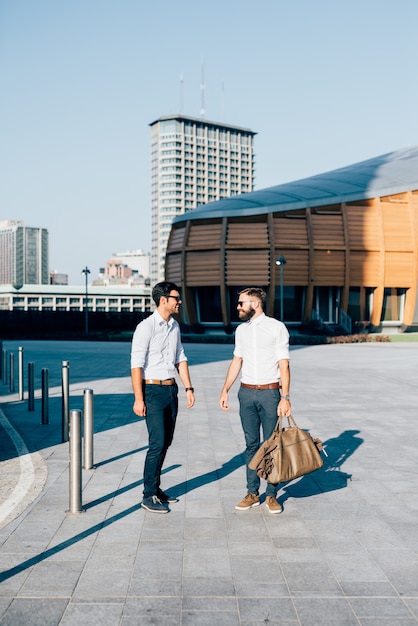 Twee moderne zakenman poseren in de stad