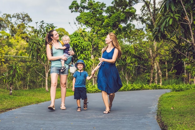 Twee moeders en twee kinderen lopen in het park