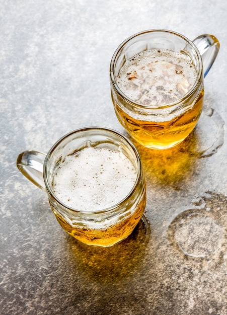 Twee mokken bier op steen