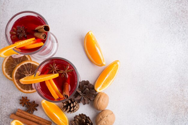 Twee mokken glühwein. Ingrediënten voor een cocktail. Warme winterdranken op basis van mousserende wijn.