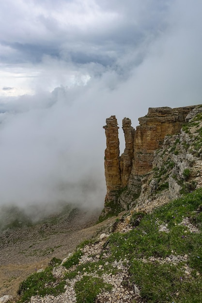 Twee monniken rotsen Bermamyt plateau KarachayCircassian republiek Rusland