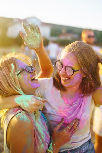 Twee mooie meiden hebben een geweldige tijd op het Holi-festival Spring Break Beach Party Friendship Leisure