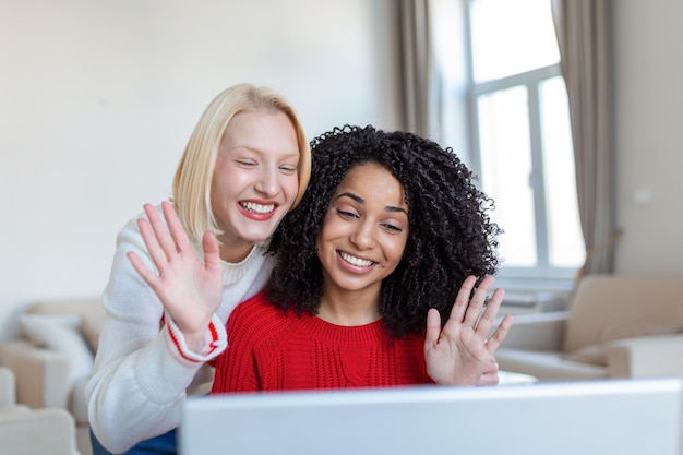 Twee mooie vrouwen die laptop gebruiken voor een online videogesprek en online roosteren met hun vrienden online feest voor vrienden