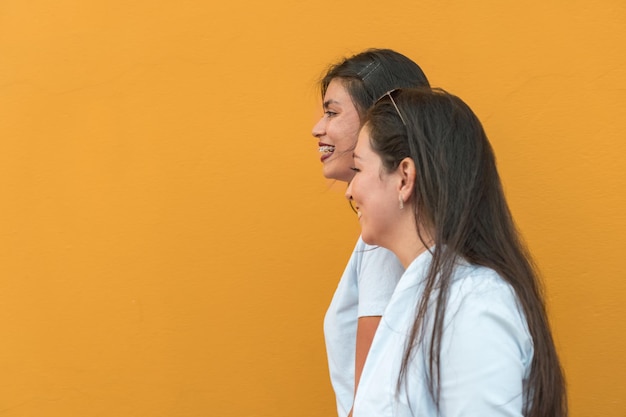 Twee mooie vrouwen die op straat lopen