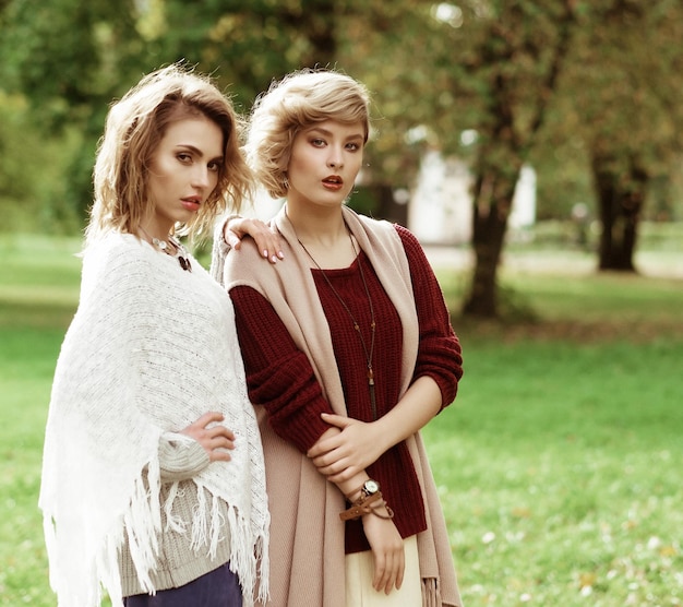 Twee mooie vrouwen in het park