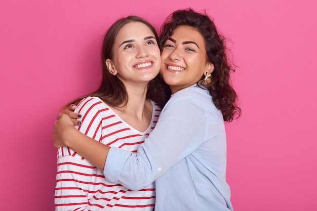 Twee mooie zussen of vrienden vrouwen met donker haar