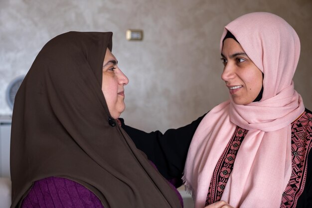 Twee moslimvrouwen drukken hun liefde en verdraagzaamheid voor elkaar uit