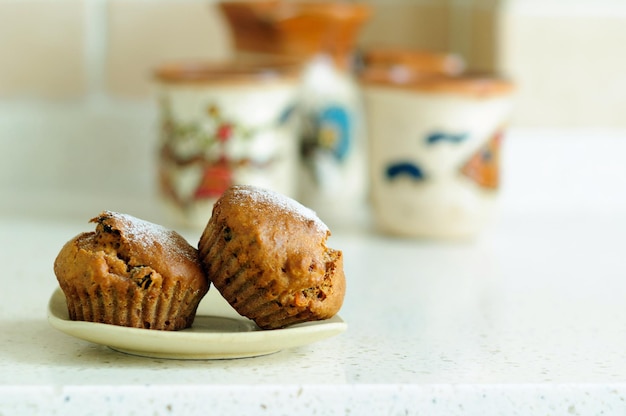 Twee muffins met gedroogde vruchten en poedersuiker selectieve focus