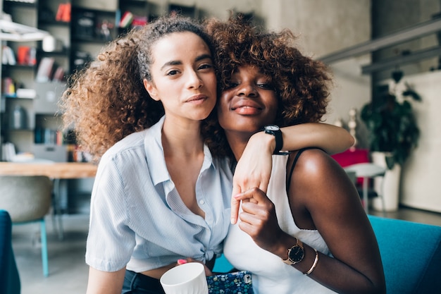 Twee multiraciale vrienden samen poseren