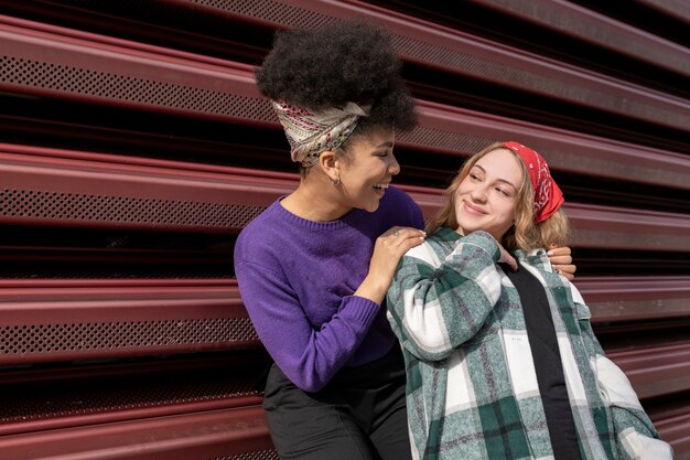 Twee multiraciale vrouwen kijken elkaar aan