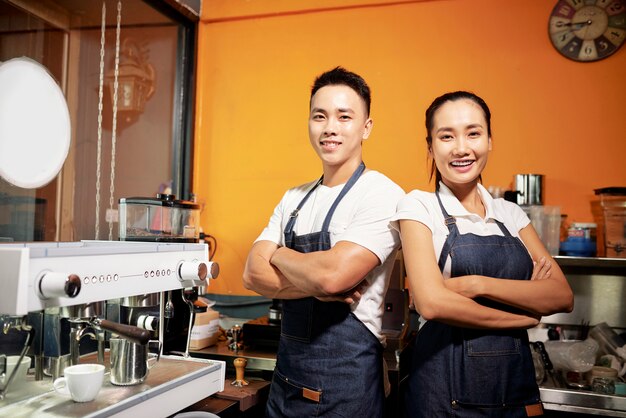 Twee obers staan in de coffeeshop