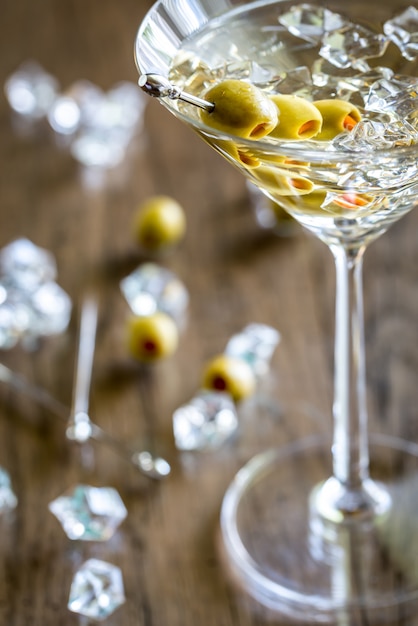 Twee olijf martini cocktails