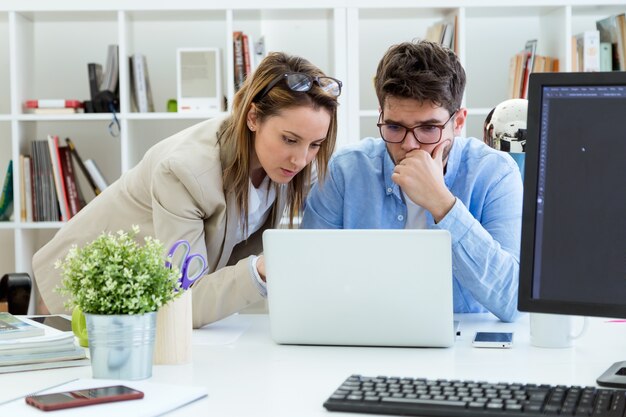 Twee ondernemers werken in het moderne kantoor.