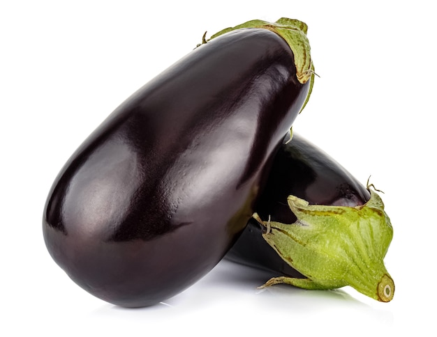 Twee ongekookte verse aubergines die op wit worden geïsoleerd