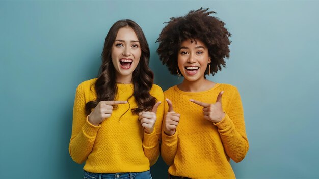 Foto twee opgewonden dames die naar je wijzen.