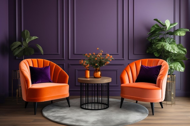 Twee oranje stoelen met paarse kussens staan in een woonkamer met een plant op het bijzettafeltje.