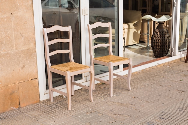 Twee oude houten stoelen die zich op achtertuin bevinden.