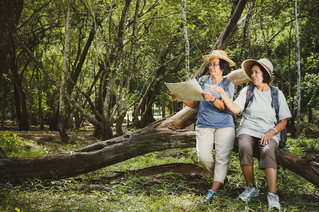 Twee oudere vrouwen wandelen