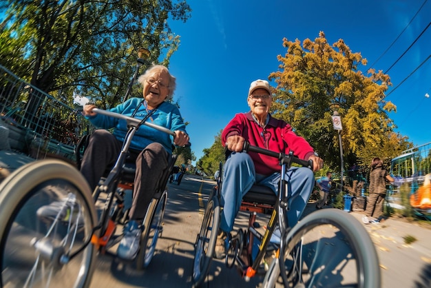 Twee ouderen die plezier hebben met fietsen leven na de pensioen geluk leven gouden jaren