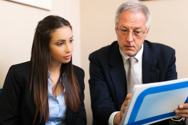 Foto twee partners die plannen of ideeën bespreken op vergadering