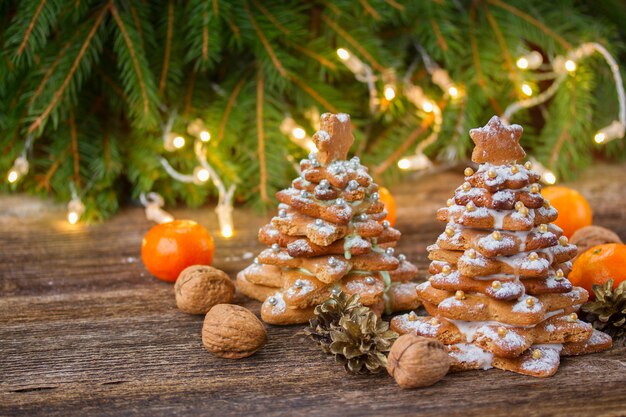 Twee peperkoekboom met kerstverlichting