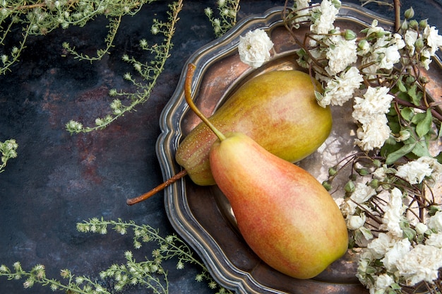 Twee peren op zwarte ondergrond