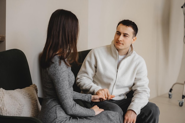 Twee personen hebben een betekenisvol gesprek terwijl ze comfortabel zitten