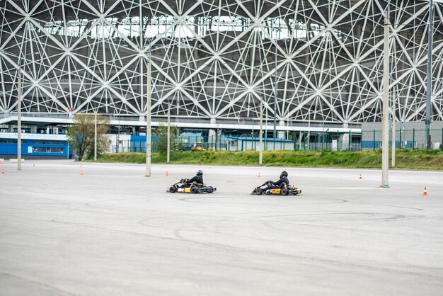 Twee piloten rijden karten en nemen deel aan race pro-competitie