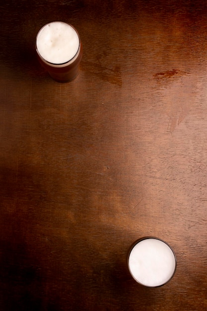 Twee pinten pils op houten tafelblad weergave