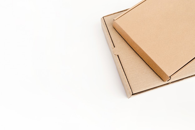 Twee platte kartonnen verpakkingen voor goederen liggen op elkaar