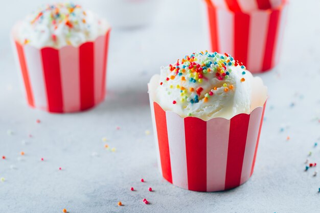 Twee porties ijs met hagelslag. Zomer heerlijk dessert, traktatie.