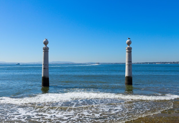 twee posten aan de dijk van Lissabon favoriete toeristen plaats voor het maken van selfie foto Portugal