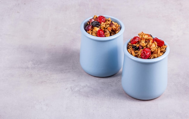 Twee potjes huisgemaakte granola met kers