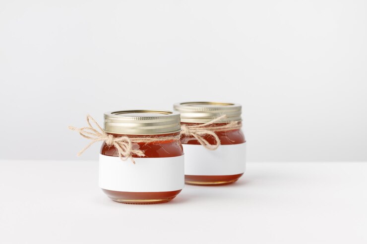 Twee potten met honinggaren en whitelabel