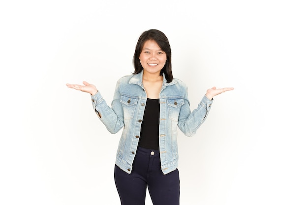 Twee producten tonen op open palm van mooie Aziatische vrouw die jeansjasje en zwart overhemd draagt
