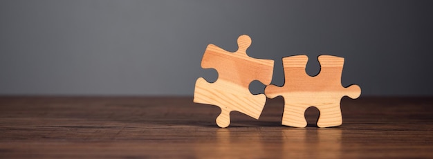 Twee puzzelstukjes op tafel