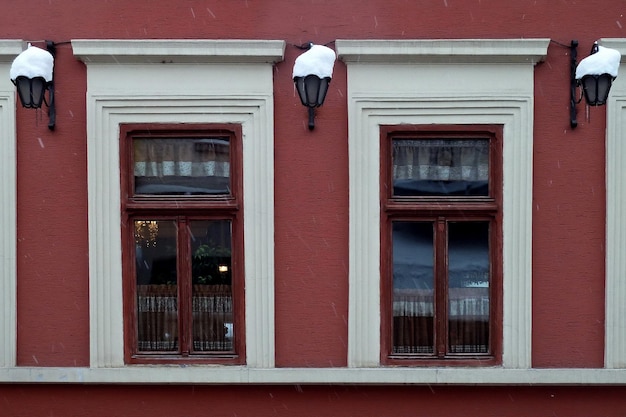 Twee ramen en drie lampen bedekt met sneeuw