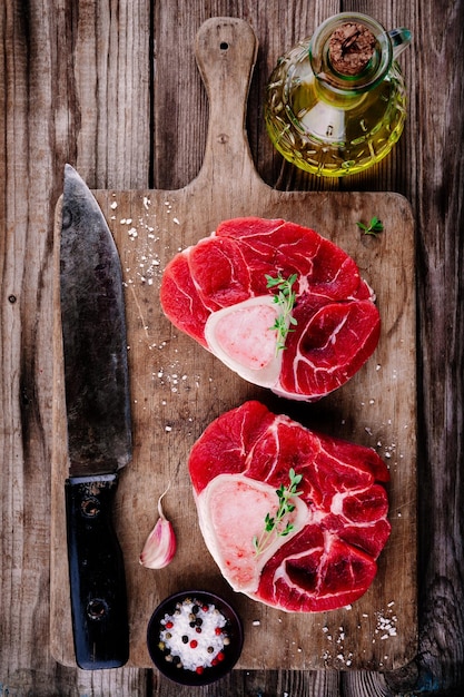 Twee rauw vers rundvlees kalfsschenkel vlees voor ossobuco op houten achtergrond