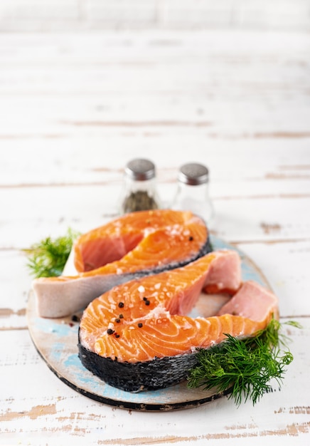 Foto twee rauwe verse zalm op een witte achtergrond.