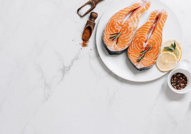 twee rauwe zalmsteaks op een wit marmeren oppervlak het concept van een gezond diner voor twee van zalmsteaks verse zalmsteaks