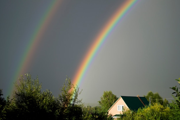 Twee regenbogen boven de boerderij.