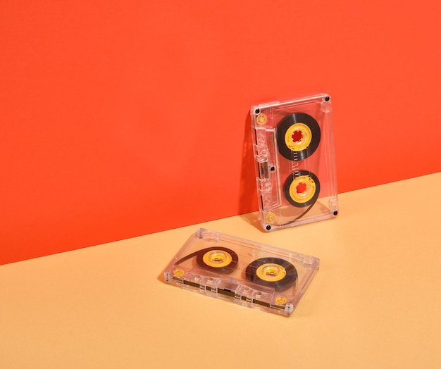 Twee retro audio cassettes op de tafel Disco party 80s 90s