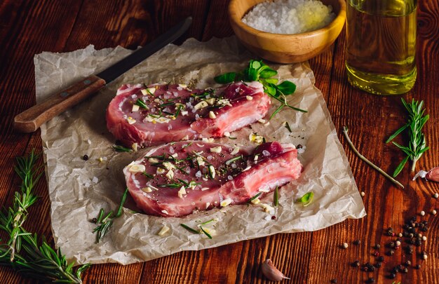 Twee Rib Steaks Met Kruiden Bereid Om Te Frituren