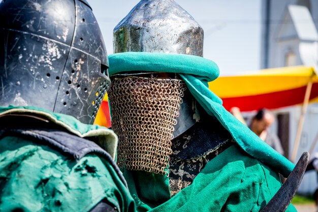 Twee ridders in een gevechtspantser voor de slag close-up