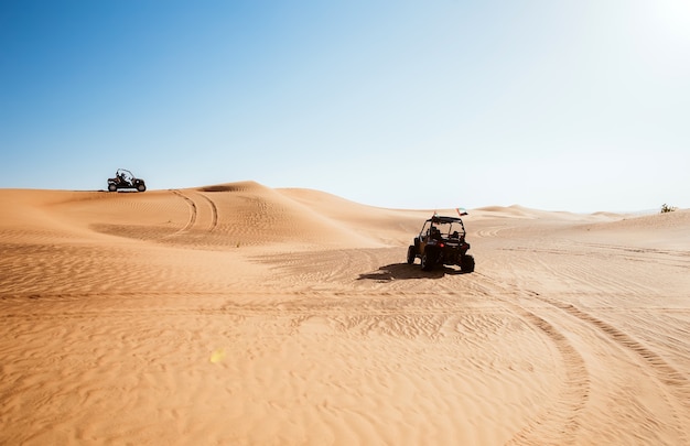 Twee rijdende quad-buggy's op al awir arabische woestijnzandheuvels, extreme sporten