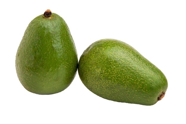 Twee rijpe avocadovruchten op een witte achtergrond