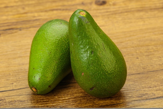 Twee rijpe exotische avocado groente