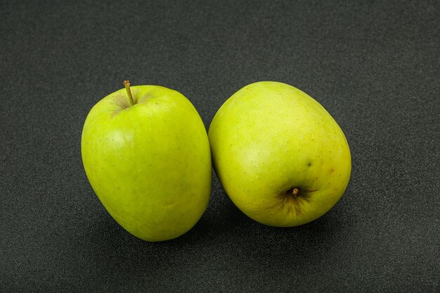 Twee rijpe groene zoete smakelijke appels