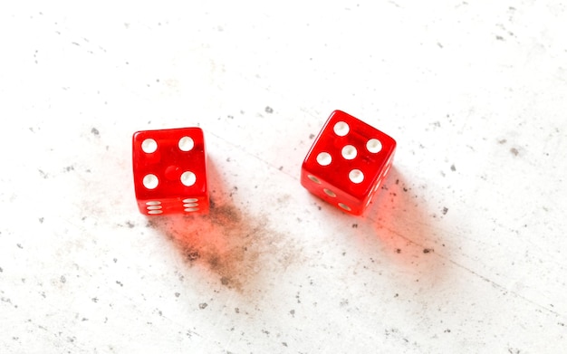 Twee rode craps-dobbelstenen met daarop Midfield Nine / Nina (nummer 4 en 5) overhead geschoten op wit bord